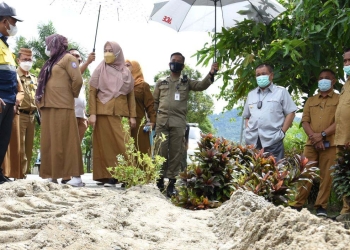 Wagub Gorontalo H. Idris Rahim (ketiga dari kanan) saat meninjau pekerjaan peningkatan jalan lingkungan di Desa Bongohulawa, Kecamatan Tilongkabila, Kab. Bone Bolango, Selasa (21/12/2021). (Foto: Haris)