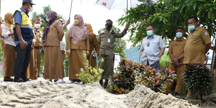 Wagub Gorontalo H. Idris Rahim (ketiga dari kanan) saat meninjau pekerjaan peningkatan jalan lingkungan di Desa Bongohulawa, Kecamatan Tilongkabila, Kab. Bone Bolango, Selasa (21/12/2021). (Foto: Haris)