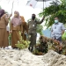 Wagub Gorontalo H. Idris Rahim (ketiga dari kanan) saat meninjau pekerjaan peningkatan jalan lingkungan di Desa Bongohulawa, Kecamatan Tilongkabila, Kab. Bone Bolango, Selasa (21/12/2021). (Foto: Haris)