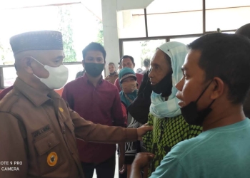 Bupati Pohuwato, Saipul Mbuinga saat menemui langsung massa aksi, Senin (27/12/2021). (Foto istimewa)