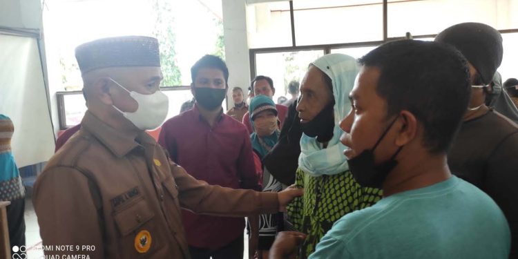 Bupati Pohuwato, Saipul Mbuinga saat menemui langsung massa aksi, Senin (27/12/2021). (Foto istimewa)