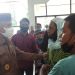 Bupati Pohuwato, Saipul Mbuinga saat menemui langsung massa aksi, Senin (27/12/2021). (Foto istimewa)