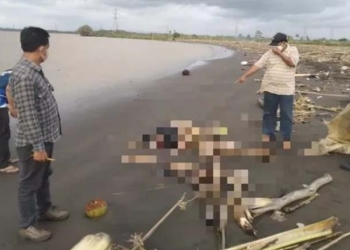 Polisi saat menemukan jasad misterus berjenis kelamin perempuan di Cilacap. (Foto Istimewa)