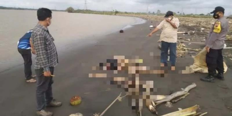 Polisi saat menemukan jasad misterus berjenis kelamin perempuan di Cilacap. (Foto Istimewa)