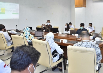 Wakil Rektor Bidang Akademik Dr. Harto Malik, M.Hum, menjelaskan pelaksanaan PTM terbatas di kampus kerakyatan UNG kepada Kemdikbud-Ristek melalui tim Belmawa, Kamis (16/12/2021) (dok. UNG)