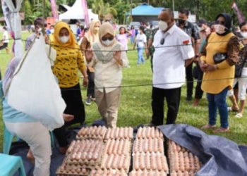 Gubernur Rusli didampingi Idah Syahidah dan Wakil Bupati Pohuwato saat meninjau lokasi  Pasar murah NKRI Peduli yang digelar Pemprov Gorontalo dalam rangka memperingati hari Natal 25 Desember di Desa Kaaruyan dan Desa Karangetan, Jumat (24/12/2021). (Foto: Salman)