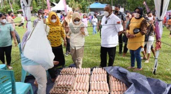 Gubernur Rusli didampingi Idah Syahidah dan Wakil Bupati Pohuwato saat meninjau lokasi  Pasar murah NKRI Peduli yang digelar Pemprov Gorontalo dalam rangka memperingati hari Natal 25 Desember di Desa Kaaruyan dan Desa Karangetan, Jumat (24/12/2021). (Foto: Salman)