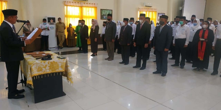 Pelantikan dan pengambilan sumpah, atau janji jabatan pejabat pimpinan tinggi pratama Kabupati Pohuwato, Selasa (14/12/2021). (Foto: Yusuf)