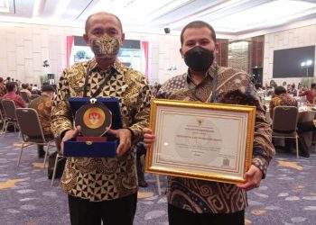 Bupati Pohuwato Saipul Mbuinga (kiri) bersama Kabid Kajian Pengembangan Aparatur dan Diklat,  Rahmat Ma’ruf menerima  penghargaan dari KASN, di The Westin Grand Ballroom, Jl. Raya Lontar No.2 Kota Surabaya, Jawa Timur, Selasa (07/12/2021). (Foto istimewa)