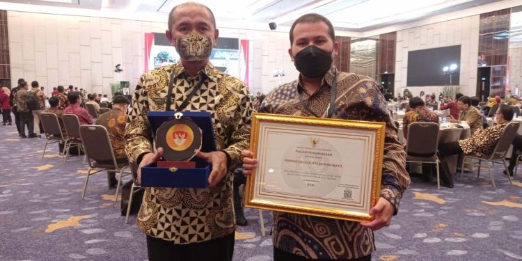 Bupati Pohuwato Saipul Mbuinga (kiri) bersama Kabid Kajian Pengembangan Aparatur dan Diklat, Rahmat Ma’ruf menerima penghargaan dari KASN, di The Westin Grand Ballroom, Jl. Raya Lontar No.2 Kota Surabaya, Jawa Timur, Selasa (07/12/2021). (Foto istimewa)
