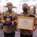 Bupati Pohuwato Saipul Mbuinga (kiri) bersama Kabid Kajian Pengembangan Aparatur dan Diklat,  Rahmat Ma’ruf menerima  penghargaan dari KASN, di The Westin Grand Ballroom, Jl. Raya Lontar No.2 Kota Surabaya, Jawa Timur, Selasa (07/12/2021). (Foto istimewa)