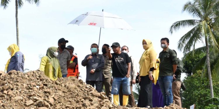 Wagub Gorontalo H. Idris Rahim (tengah) mendengarkan laporan progres pekerjaan rehabilitasi jaringan pengairan DI Bulia dari pelaksana proyek (kaos hitam) di Desa Sidodadi, Kecamatan Boliyohuto, Kabupaten Gorontalo, Kamis (23/12/2021). (Foto: Haris)