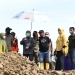 Wagub Gorontalo H. Idris Rahim (tengah) mendengarkan laporan progres pekerjaan rehabilitasi jaringan pengairan DI Bulia dari pelaksana proyek (kaos hitam) di Desa Sidodadi, Kecamatan Boliyohuto, Kabupaten Gorontalo, Kamis (23/12/2021). (Foto: Haris)