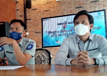 Muhammad Rifai, Kepala Sub Bagian Pelayanan Jasa Raharja (Kanan), bersama Ida Bagus Kade Weda Widnyana, Kepala Jasa Raharja Putera Provinsi Gorontalo (Kiri), (Foto: Sari/gopos)