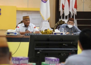 Suasana rapat pimpinan (rapim) evaluasi penyerapan anggaran OPD dilingkup Pemprov Gorontalo, untuk serapan bulan Desember, Kamis (23/12/2021), yang dipimpin Gubernur Rusli,  dan didampingi Sekdaprov Gorontalo Darda Daraba serta Asisten II Sutan Rusdi.  (Foto: Salman)