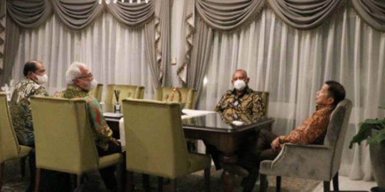 Suasana pertemuan Gubernur Gorontalo Rusli Habibie didampingi Kadis PUPR dan Kepala Balai Jalan Gorontalo, bersama Menteri PPN/Badan Perencanaan Pembangunan Nasional (Bappenas), Suharso Monoarfa di rumah dinas Menteri komplek Widya Chandra, Jakarta, Jumat (17/12/2021). (Foto: Zakir)