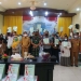 Sesi foto bersama Bupati Pohuwato, Saipul Mbuinga bersama masyarakat penerima sertifikat tanah, Selasa (14/12/2021). (Foto: Yusuf)