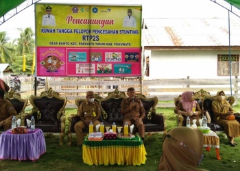 Bupati Pohuwato, Saipul Mbuinga saat menghadiri pencanangan Rumah Tangga Pelopor Pencegahan Stunting (RTP2S). Senin (27/12/2021). (Foto istimewa)
