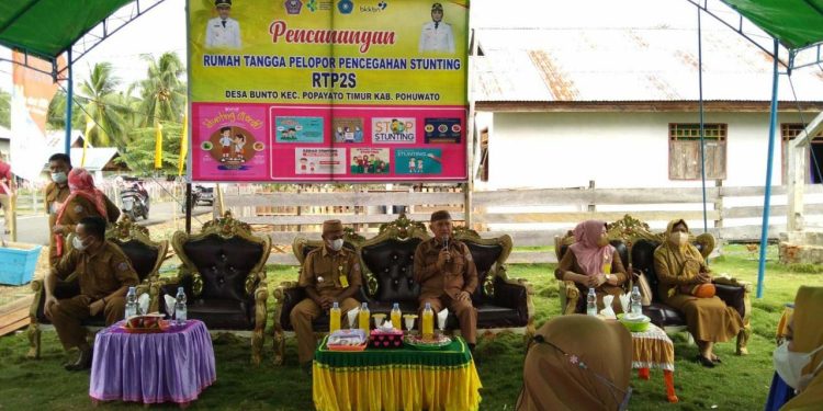 Bupati Pohuwato, Saipul Mbuinga saat menghadiri pencanangan Rumah Tangga Pelopor Pencegahan Stunting (RTP2S). Senin (27/12/2021). (Foto istimewa)