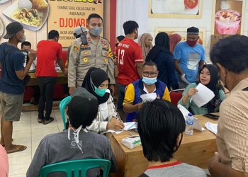 Kegiatan vaksinasi yang berlangsung hingga malam hari di wilayah Kelurahan Moodu, Kecamatan Kota Timur, Kota Gorontalo, Sabtu (11/12/2021). (Dok. Polres Gorontalo Kota)