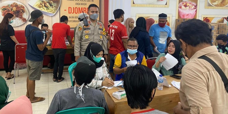 Kegiatan vaksinasi yang berlangsung hingga malam hari di wilayah Kelurahan Moodu, Kecamatan Kota Timur, Kota Gorontalo, Sabtu (11/12/2021). (Dok. Polres Gorontalo Kota)