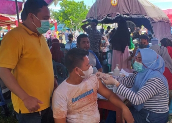 Masyarakat Bone Bolango saat mengikuti pelaksanaan vaksinasi di Lapangan Likada Kabila, Minggu (18/12/2021). (Foto: Indra/Gopos)