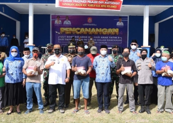 Gubernur Gorontalo, Rusli Habibie saat meninjau vaksinasi yang digelar di Lapangan Likada, Kecamatan Kabila, Kabupaten Bone Bolango, Jumat (17/12/2021). (Foto: Salman)