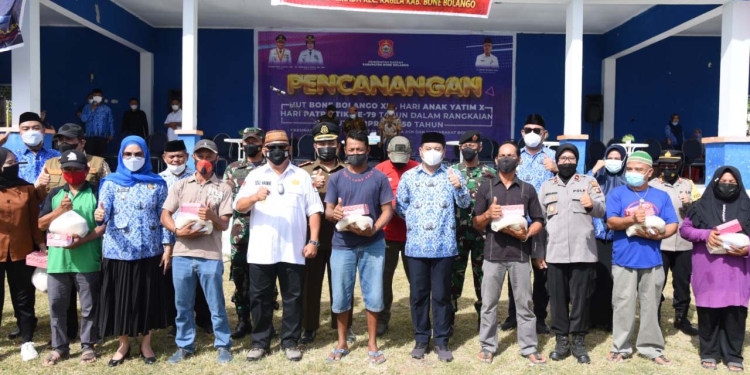 Gubernur Gorontalo, Rusli Habibie saat meninjau vaksinasi yang digelar di Lapangan Likada, Kecamatan Kabila, Kabupaten Bone Bolango, Jumat (17/12/2021). (Foto: Salman)