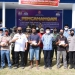 Gubernur Gorontalo, Rusli Habibie saat meninjau vaksinasi yang digelar di Lapangan Likada, Kecamatan Kabila, Kabupaten Bone Bolango, Jumat (17/12/2021). (Foto: Salman)