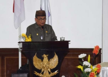 Wagub Gorontalo H. Idris Rahim menyampaikan pendapat akhir Gubernur Gorontalo yang menyetujui Ranperda tentang Penyelenggaraan Ketenagakerjaan pada Rapat Paripurna DPRD Provinsi Gorontalo, Senin (27/12/2021). (Foto: Haris)