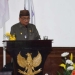 Wagub Gorontalo H. Idris Rahim menyampaikan pendapat akhir Gubernur Gorontalo yang menyetujui Ranperda tentang Penyelenggaraan Ketenagakerjaan pada Rapat Paripurna DPRD Provinsi Gorontalo, Senin (27/12/2021). (Foto: Haris)