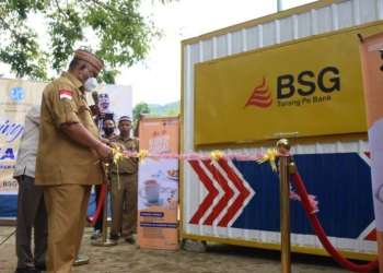 Gubernur Gorontalo, Rusli Habibie saat meresmikan Warkop Samsat Kota Gorontalo, Selasa (28/12/2021). (Foto: Salman)
