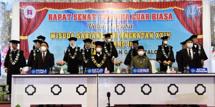 Wagub Gorontalo H. Idris Rahim (ke dua dari kanan depan) mengikuti Rapat Senat Terbuka Luar Biasa dalam rangka Wisuda S1 Angkatan XXIV Gelombang II Unisan Gorontalo di Gedung Grand Sumber Ria, Kota Gorontalo, Senin (27/12/2021). (Foto: Haris)