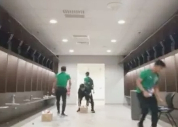 Timnas Indonesia bersih-bersih ruang ganti pemain. [@ferrildennys / Twitter]