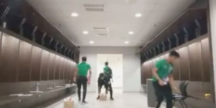 Timnas Indonesia bersih-bersih ruang ganti pemain. [@ferrildennys / Twitter]