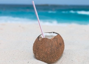 Ilustrasi air kelapa (Craig Adderley/Pexels).