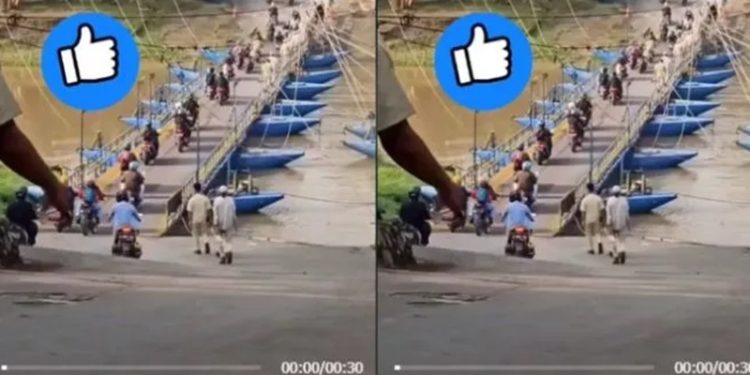Jembatan perahu milik Haji Endang yang melintang melewati Sungai Citarum.