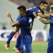 Chanatip Songkrasin digendong rekannya ketika rayakan gol ke gawang lawan. [AFP]