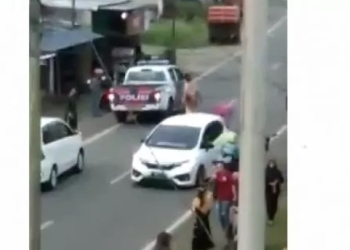 Warga merekam detik-detik mobil polisi melintas saat terjadi lakalantas di Kabupaten Bulukumba, Sulawesi Selatan [SuaraSulsel.id]