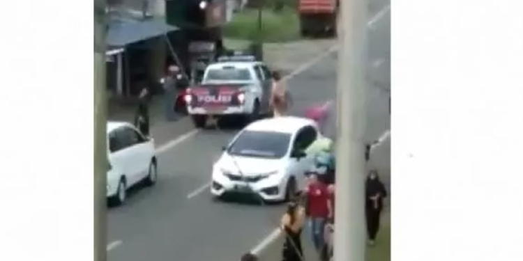 Warga merekam detik-detik mobil polisi melintas saat terjadi lakalantas di Kabupaten Bulukumba, Sulawesi Selatan [SuaraSulsel.id]