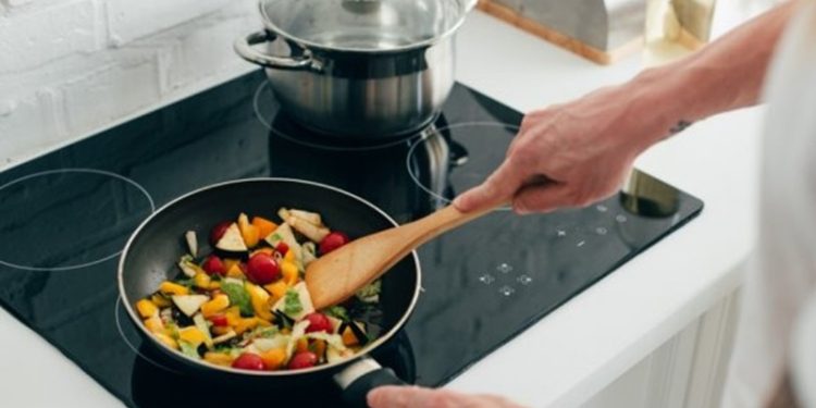 ilustrasi memasak dengan kompor listrik [shutterstock]