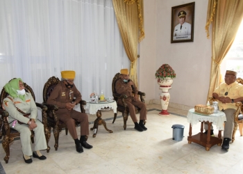Gubernur Gorontalo Rusli Habibie (kanan) saat ditemui Ketua Dewan Pengurus Daerah Legium Veteran Republik Indonesia (DPD LVRI) Provinsi Gorontalo Kolonel Purn Sukiman Kadir (tengah) di Rujab Gubernur, Kamis (6/1/2022). Selain memperkenalkan diri, kedatangan tersebut juga untuk menjalin kerjsama serta dukungan pemerintah daerah. (Foto: Salman)