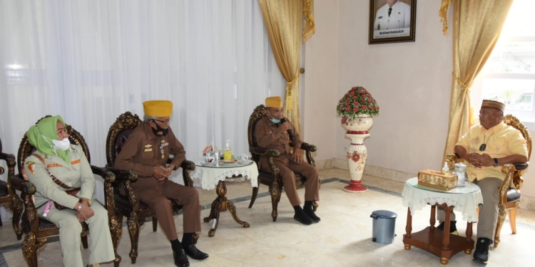 Gubernur Gorontalo Rusli Habibie (kanan) saat ditemui Ketua Dewan Pengurus Daerah Legium Veteran Republik Indonesia (DPD LVRI) Provinsi Gorontalo Kolonel Purn Sukiman Kadir (tengah) di Rujab Gubernur, Kamis (6/1/2022). Selain memperkenalkan diri, kedatangan tersebut juga untuk menjalin kerjsama serta dukungan pemerintah daerah. (Foto: Salman)