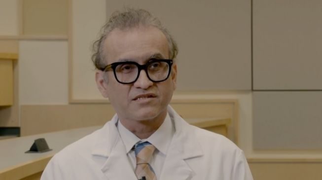 Dr. Muhammad Mohiuddin, pakar xenotransplantasi yang ikut memimpin operasi cangkok jantung babi ke manusia pertama di dunia. [Dok University of Maryland School of Medicine]