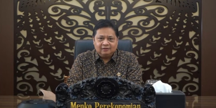 Menteri Koordinator Bidang Perekonomian Airlangga Hartarto memberi sambutan dalam acara virtual pada acara Puncak 50 Tahun Dies Natalis Teknik Industri-Institut Teknologi Bandung, Sabtu (15/1/2022). (dok. ekon.go.id)
