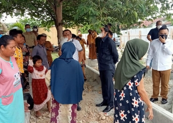 Anggota Komisi C, sedang melakukan dialog bersama warga Liluwo, Kecamatan Kota Tengah, Kota Gorontalo yang protes dengan pembangunan kawasan pusat kuliner kalimadu, Kota Gorontalo, Senin (3/1/2021). Foto : Sari/gopos.