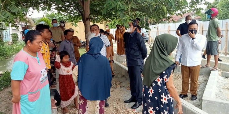 Anggota Komisi C, sedang melakukan dialog bersama warga Liluwo, Kecamatan Kota Tengah, Kota Gorontalo yang protes dengan pembangunan kawasan pusat kuliner kalimadu, Kota Gorontalo, Senin (3/1/2021). Foto : Sari/gopos.