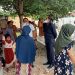 Anggota Komisi C, sedang melakukan dialog bersama warga Liluwo, Kecamatan Kota Tengah, Kota Gorontalo yang protes dengan pembangunan kawasan pusat kuliner kalimadu, Kota Gorontalo, Senin (3/1/2021). Foto : Sari/gopos.