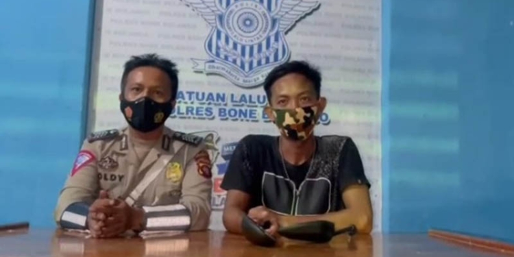 Hanga (kanan), pemuda yang sempat viral karena menolak ditilang dengan berpura-pura mencabut rumput di sawah saat operasi lalu lintas Polres Bone Bolango, Selasa (18/1/2022). (istimewa)