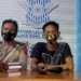 Hanga (kanan), pemuda yang sempat viral karena menolak ditilang dengan berpura-pura mencabut rumput di sawah saat operasi lalu lintas Polres Bone Bolango, Selasa (18/1/2022). (istimewa)